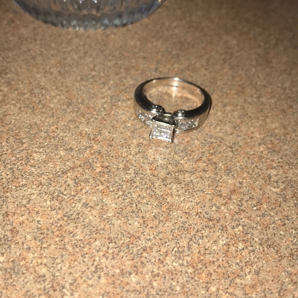 14 Karat Diamond White Gold Diamond Ring - Picture 4 of 8